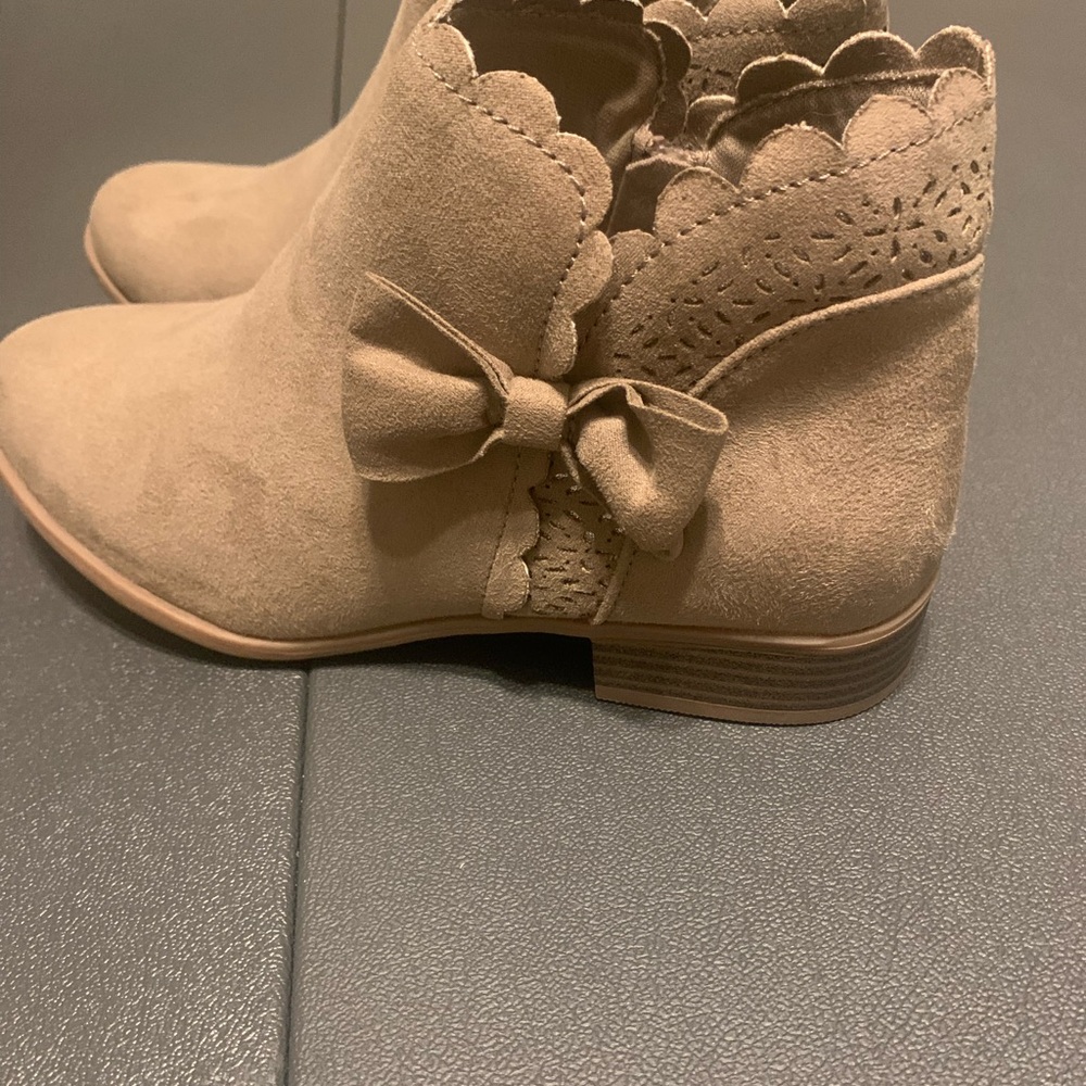 SO Kids Tan Scalloped Bow Boots